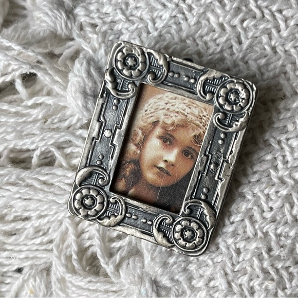 Miniature Vintage PAPEL Freelance Taiwan Brand Pewter Frame 1970's Brooch Pin - Picture 7 of 9